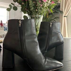 Black leather boots, Size 8